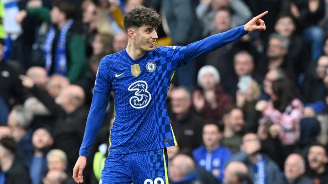 Gelandang Chelsea Kai Havertz melakukan selebrasi usai mencetak gol saat pertandingan sepak bola Liga Premier Inggris antara Chelsea dan Newcastle United di Stadion Stamford Bridge, London , Inggris, Sabtu (13/2/2022). [JUSTIN TALLIS / AFP]