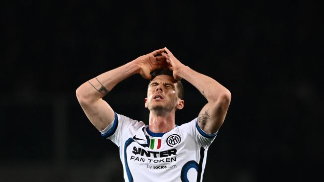 Ekspresi Bek Inter Milan Robin Gosens setelah kehilangan peluang gol saat pertandingan sepak bola Serie A Liga Italia antara Torino dan Inter Milan di stadion Olimpiade, Turin, Italia, Sabtu (13/3/2022). [Marco BERTORELLO / AFP]
