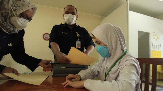 Pelajar didampingi pengajar mengikuti ujian sekolah berbasis nasional di SMA SLBA Pembinaan Tingkat Nasional Jakarta, Senin (14/3/2022). [ANTARA FOTO/Reno Esnir/aww]