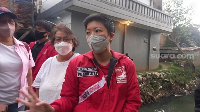 Tim Advokasi Solidaritas untuk Korban Banjir melakukan kunjungan di Kali Mampang, Jakarta Selatan. (Suara.com/Arga)