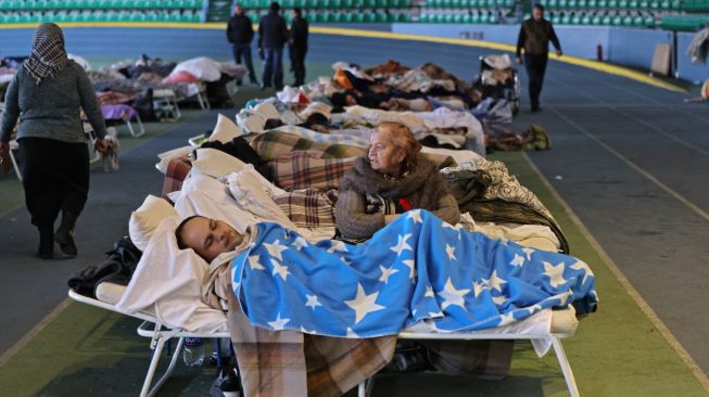 SPara pengungsi dari Ukraina berlindung di aula utama kompleks atletik di ibukota Kishinev, Moldova, Kamis (10/3/2022). [MENAHEM KAHANA / AFP]