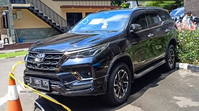 Aset milik Doni Salmanan berupa satu buah Mobil Toyota Fortuner yang disita polisi dipamerkan di Mabes Polri, Jakarta Selatan, Senin (14/3/2022). [Suara.com/Rena Pangesti]