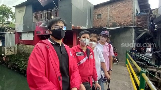 Tim Advokasi Solidaritas untuk Korban Banjir melakukan kunjungan di Kali Mampang, Jakarta Selatan. (Suara.com/Arga)