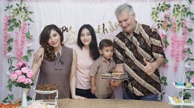 Momen Kenangan Baby Margaretha dan Buami Bulenya. (Instagram/babymargaretha1)