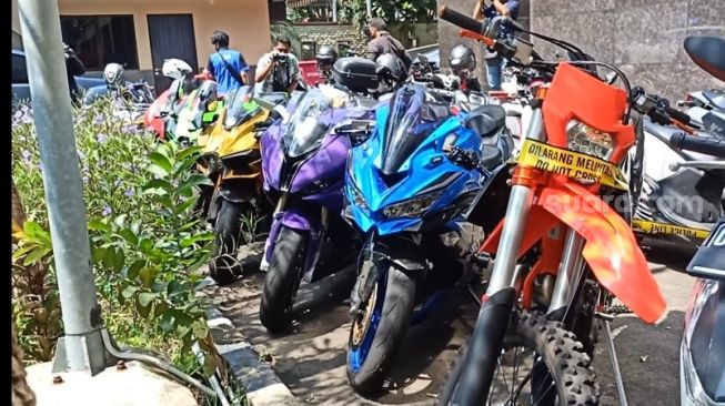 Deretan sepeda motor milik Doni Salmanan, dari jenis trail hingga sport yang disita polisi. [Rena Pangesti/Suara.com]
