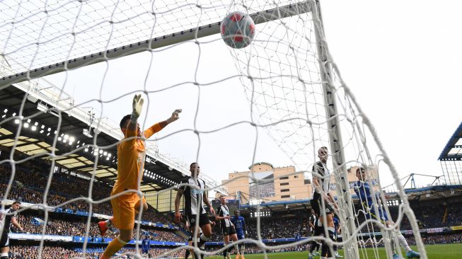 Penjaga gawang Newcastle United Martin Dubravka (kiri) melakukan melompat untuk menyelamatkan tembakan yang membentur jaring samping saat pertandingan sepak bola Liga Premier Inggris antara Chelsea dan Newcastle United di Stadion Stamford Bridge, London , Inggris, Sabtu (13/2/2022). [JUSTIN TALLIS / AFP]