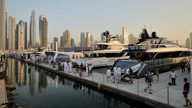 Orang-orang mengunjungi Dubai International Boat Show di Uni Emirat Arab, Minggu (13/2/2022). [Karim SAHIB / AFP]