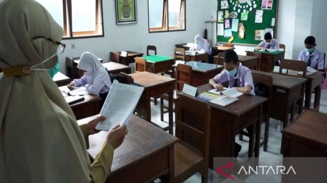 Sejumlah siswa mengikuti PTM di SD Negeri 9 Boyolali, Jateng. [ANTARA/Bambang Dwi Marwoto]