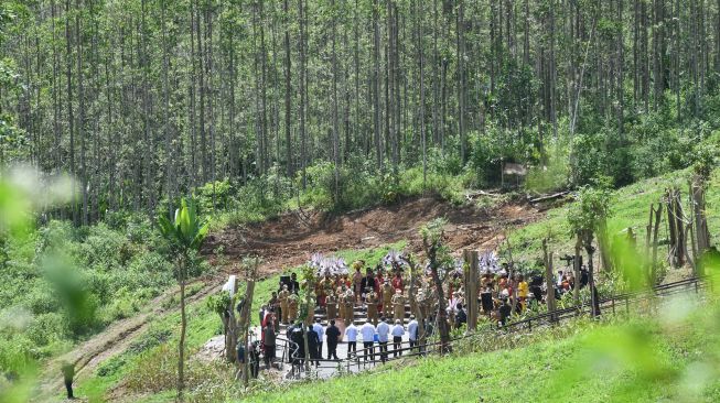 Suasana seremoni ritual Kendi Nusantara di titik nol Ibu Kota Negara (IKN) Nusantara di Kecamatan Sepaku, Penajam Paser Utara, Kalimantan Timur, Senin (14/3/2022). [ANTARA FOTO/Hafidz Mubarak A/aww]
