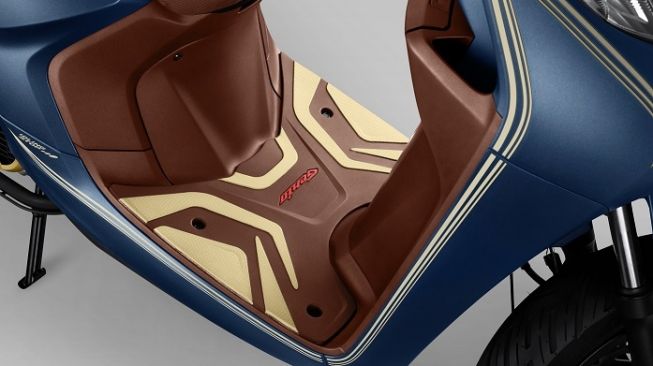 Detail cover pijakan kaki yang seru dari genuine accessories New Honda Genio 2022 [PT AHM].