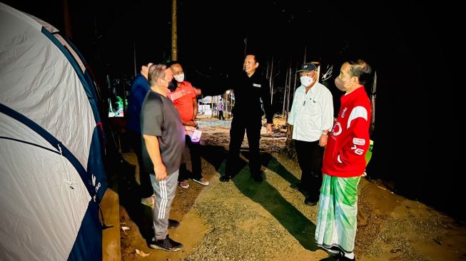 Presiden Joko Widodo beserta jajaran menteri menikmati suasana malam hari di kawasan Titik Nol Kilometer Ibu Kota Negara (IKN) Nusantara di Kalimantan Timur, Senin (14/3/2022). Foto: Laily Rachev - Biro Pers Sekretariat Presiden