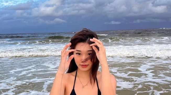 Livy Renata Pose Cantik di Pantai Pakai Bikini, Kawasan Industri Karawang Macet Total, Warga: Nikmat Sekali Pagi Ini