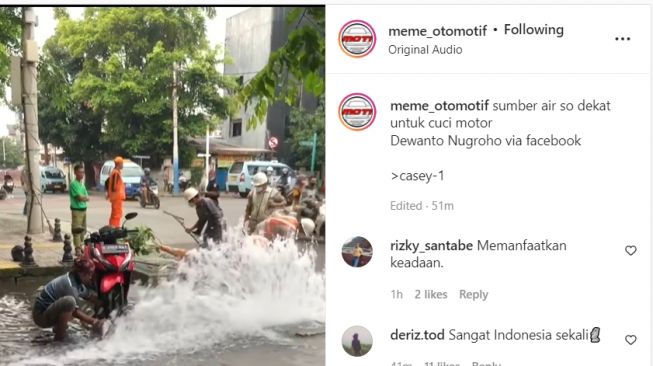 Pemotor ini memanfaatkan kesempatan dalam kesempitan untuk mencuci motor di pinggir jalan (Instagram)