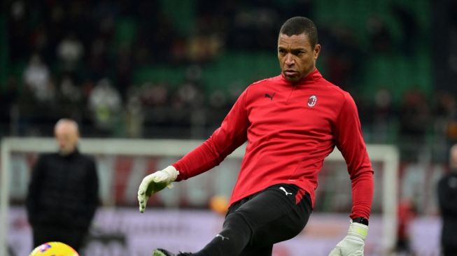 Pelatih kiper AC Milan Nelson de Jesus Silva alias Dida berfoto sebelum pertandingan sepak bola Serie A Italia AC Milan dan AS Roma di stadion San Siro di Milan pada 6 Januari 2022.Miguel MEDINA / AFP.