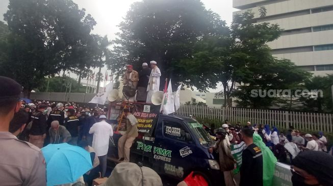 Puluhan orang yang tergabung dalam Aksi Bela Islam berunjuk rasa di kawasan Gedung ASEAN, Jaksel. 