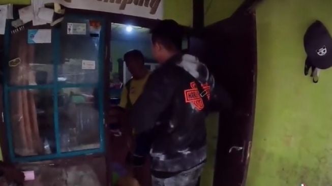 Viral Aksi Doni Salmanan Bagi-bagi Uang ke Warga Bantu PPKM, Publik: Orangnya Baik, Cara Dapetin Uangnya Salah