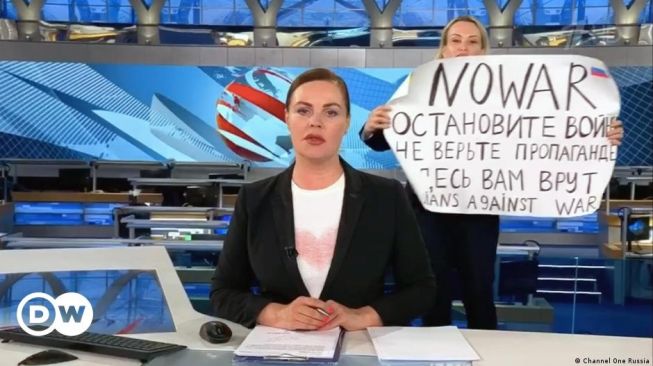 Pengunjuk Rasa Antiperang Sabotase Siaran Langsung TV Pemerintah Rusia