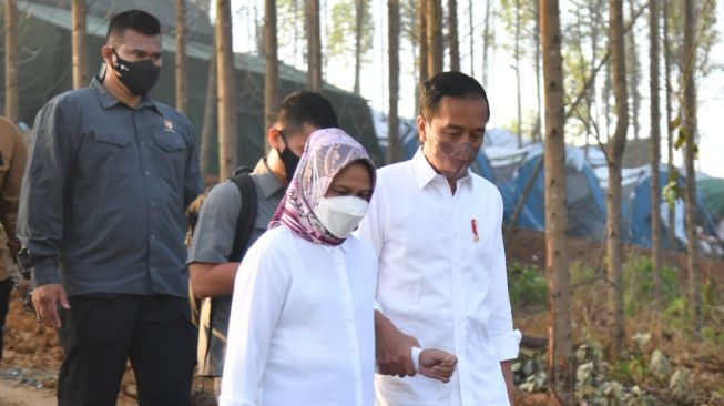 Presiden Jokowi dan Iriana saat kemah di titik nol Ibu Kota Negara Nusantara di Kaltim.  (Foto: Muchlis Jr - Biro Pers Sekretariat Presiden).