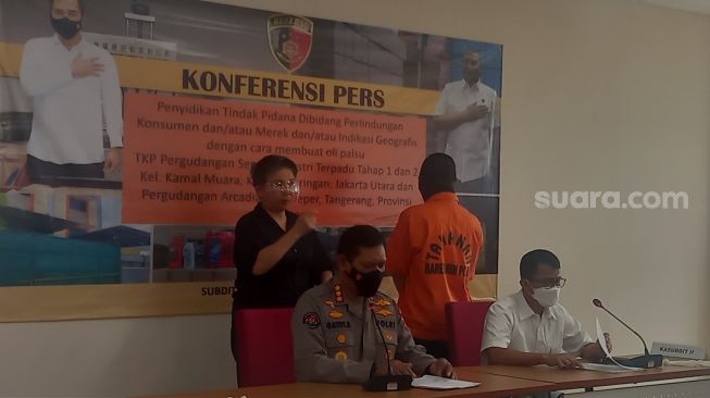 Bareskrim Polri ungkap penjualan oli bekas yang diedarkan di Jabodetabek. (Suara.com/Arga)