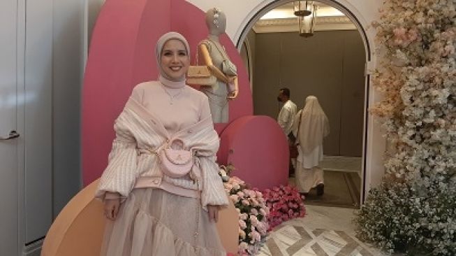 Rahasia Padupadan Tya Ariestya yang Baru Memutuskan Berhijab, Jeans Robek Gak Dibuang!