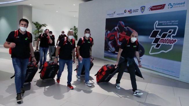 Sejumlah kru MotoGP bersiap melakukan tes usap PCR di setibanya Terminal 3 Bandara Soekarno Hatta, Tangerang, Banten, Senin (14/3/2022).  ANTARA FOTO/Muhammad Iqbal