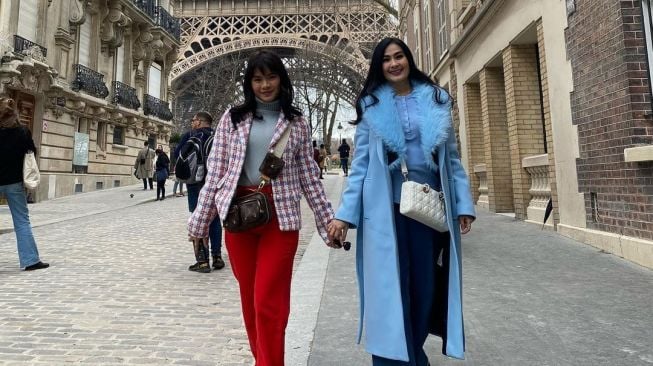 Potret Iis Dahlia Liburan di Paris (Instagram/@isdadahlia)