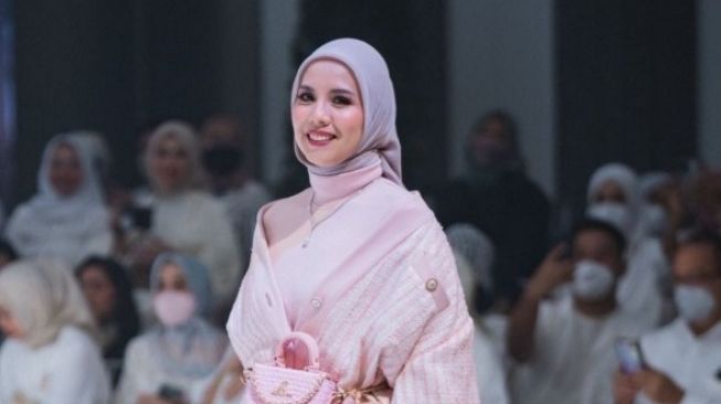 Tya Ariestya appears wearing modest wear designed by Designer Ayu Dyah Andari (Instagram Arman Febryan)
