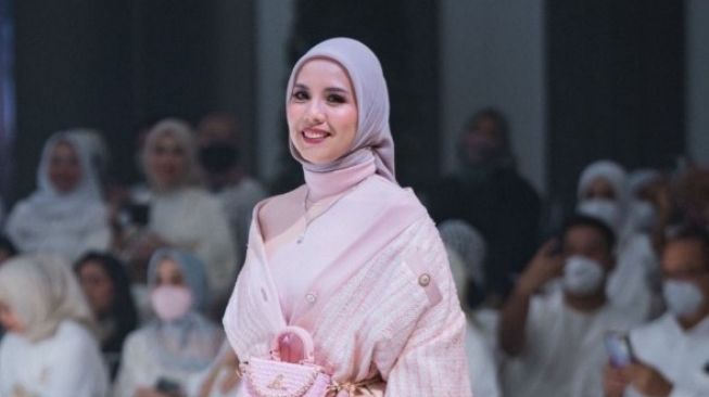 Tya Ariestya tampil mengenakan modest wear rancangan Desainer Ayu Dyah Andari (Instagram Arman Febryan)