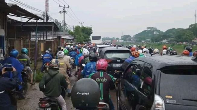 Kondisi macet di Kawasan Industri Karawang (Ist)