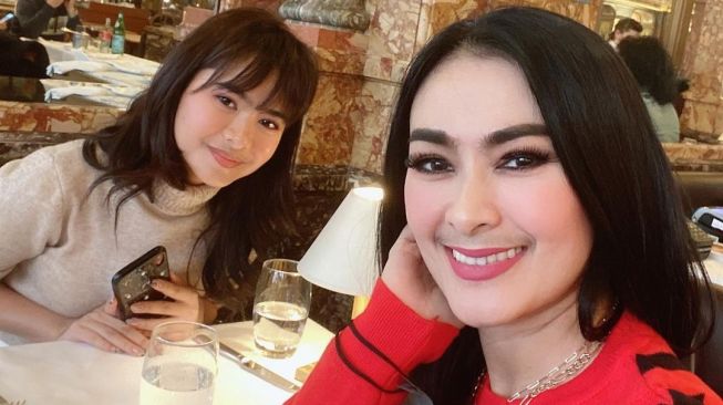 Potret Iis Dahlia Liburan di Paris (Instagram/@isdadahlia)