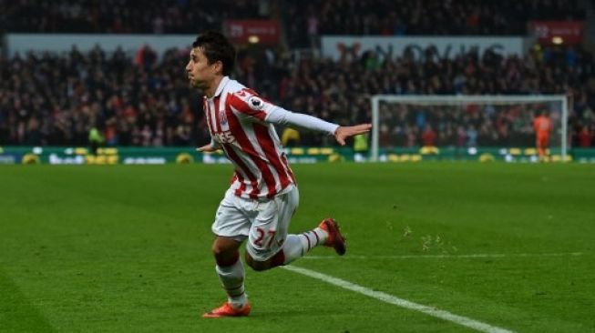 Bojan Krkic saat memperkuat Stoke City merayakan golnya. Paul ELLIS/AFP