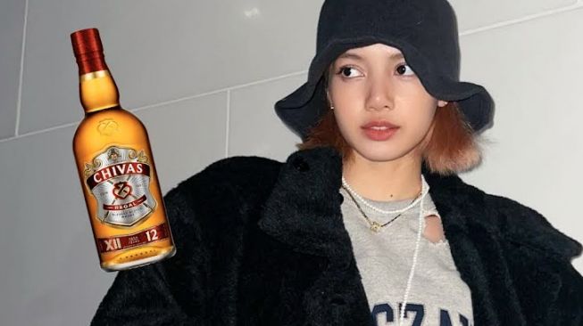 Alasan Lisa ditunjuk sebagai wajah wanita pertama Chivas. (Koreaboo)