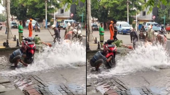 Kocak! Bapak-Bapak Cuci Motor Pakai Air dari Bocoran Pipa di Jalan, Warganet: Tetap Santai dan Manfaatkan Keadaan