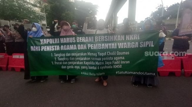 Demo di Gedung ASEAN, Puluhan Emak-emak Desak Kapolri Tangkap Menag Yaqut karena Tuduhan Penodaan Agama