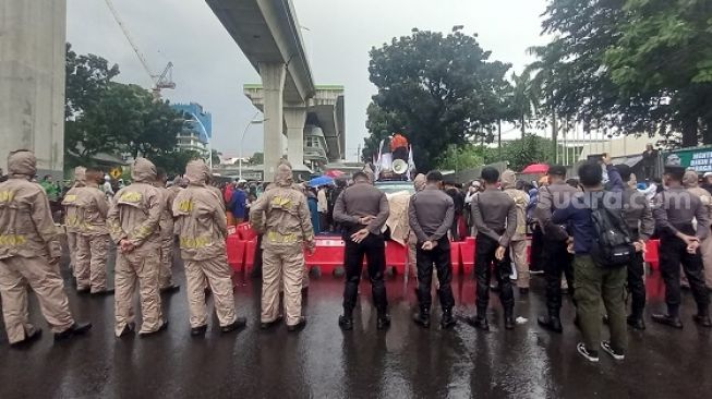 Barikade aparat kepolisian yang mengawal massa yang menggelar aksi Bela Islam di Gedung ASEAN. (Suara.com/Arga)