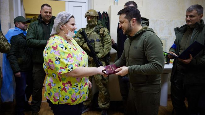 Presiden Ukraina Volodymyr Zelensky memberikan penghargaan kepada petugas medis di salah satu rumah sakit militer di Kyiv, Ukraina, Minggu (13/3/2022). [Kantor Kepresidenan Ukraina / AFP]