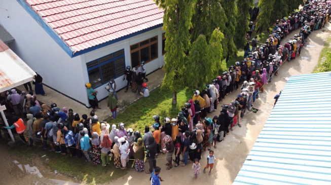 Foto udara antrean warga untuk membeli minyak goreng di operasi pasar murah yang digelar Dinas Perindustrian dan Perdagangan Sulawesi Tenggara di Kendari, Sulawesi Tenggara, Selasa (15/3/2022). ANTARA FOTO/Jojon