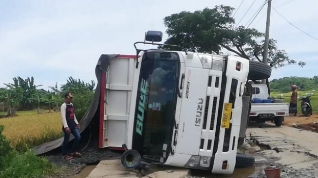 Truk Tronton Terguling di Jalan Bayeh-Simpang Malimping, Akibat Hindari Jalan Rusak