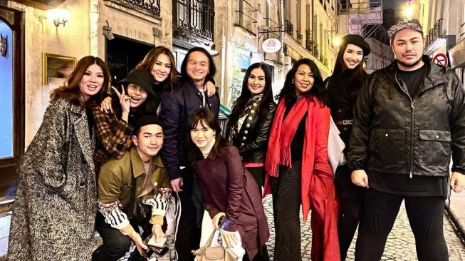 Potret Iis Dahlia Liburan di Paris (Instagram/@isdadahlia)