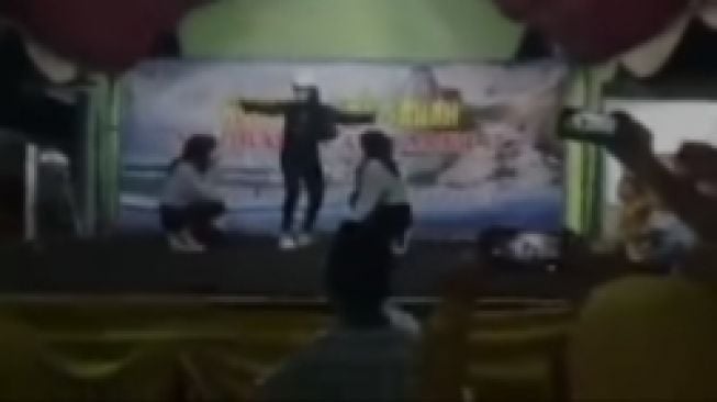 Geger! 3 Remaja Berhijab Joget Panas Ala Tiktok di Acara Madrasah, Publik Dibuat Geram