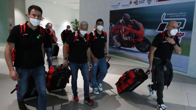 Sejumlah kru MotoGP bersiap melakukan tes usap PCR di setibanya Terminal 3 Bandara Soekarno Hatta, Tangerang, Banten, Senin (14/3/2022).  ANTARA FOTO/Muhammad Iqbal