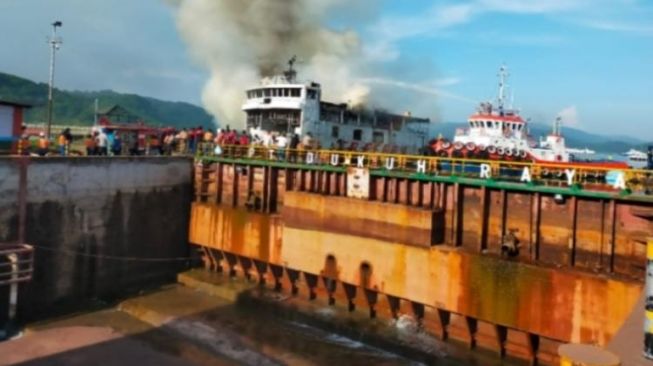 Terparkir Sejak 2014 KMP Nusa Abadi Kini Terbakar di Lombok