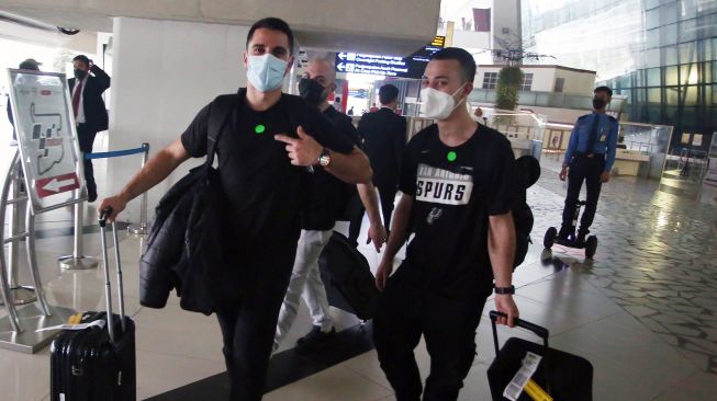 Sejumlah kru MotoGP bersiap melakukan tes usap PCR di setibanya Terminal 3 Bandara Soekarno Hatta, Tangerang, Banten, Senin (14/3/2022).  ANTARA FOTO/Muhammad Iqbal