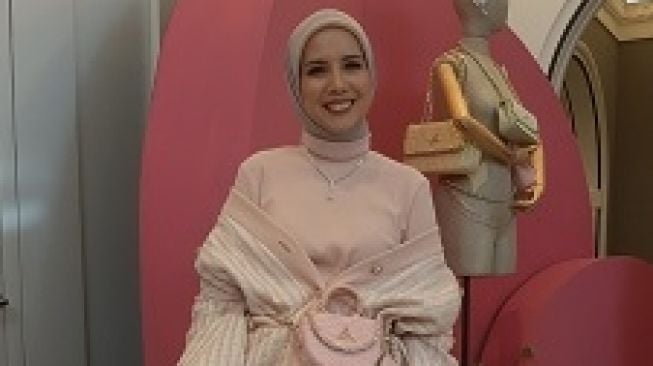 Perdana Tampil Berhijab di Atas Runway, Busana Tya Ariestya Curi Perhatian. (Suara.com/Dini Afrianti Efendi)