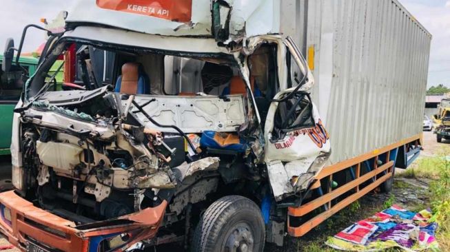 Satu Orang Meninggal Dalam Kecelakaan Beruntun di Tol Ngawi