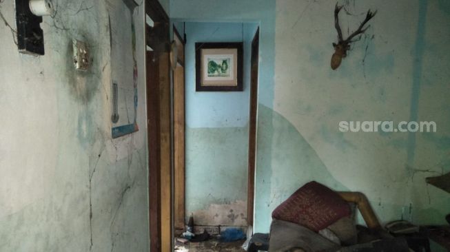 Kondisi rumah bule Spanyol yang ditemukan tinggal kerangka di Benoa, Kuta Selatan, Bali, Selasa (15/3/2022). [Foto : Suara.com/Yosef Rian]