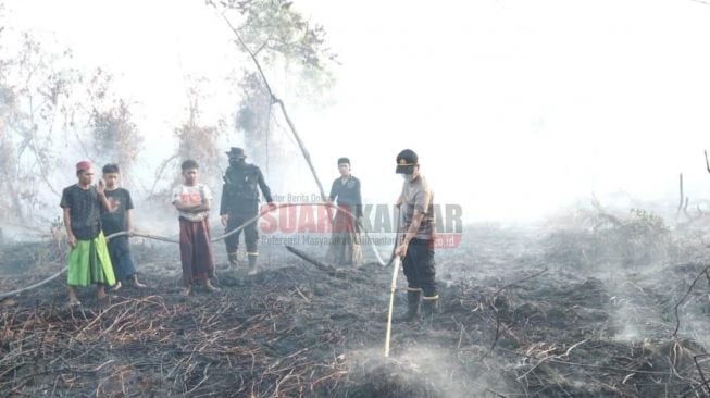 Lahan di Sekitar Pondok Pesantren Bahrul Ulum Terbakar, Santri Berjibaku Padamkan Api