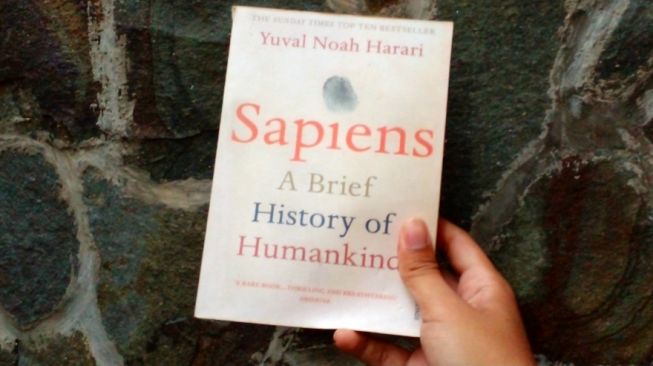 Mengulas Buku Sapiens Karya Harari: Catatan Perjalanan Peradaban Manusia