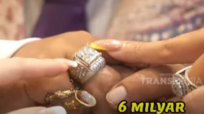 Penampakan cincin berlian Hotman Paris [YouTube/TRANS TV Official]
