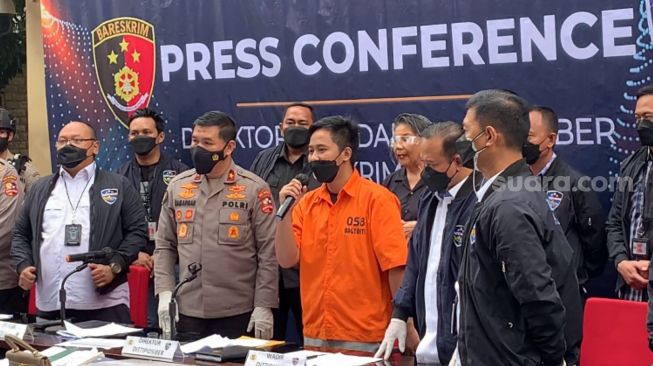 Pakai Baju Oranye, Doni Salmanan Sibuk Celingukan hingga Garuk Spanduk selama Konferensi Pers